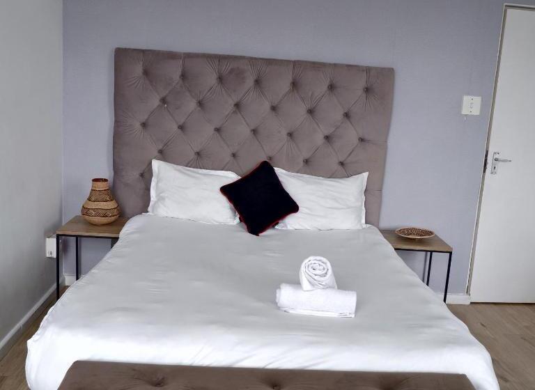 اتاق اکونومی, The City Club