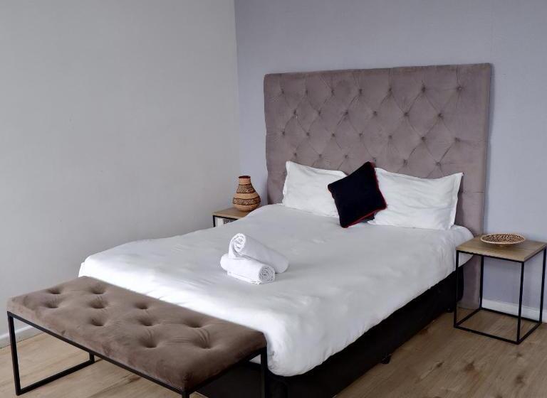 اتاق اکونومی, The City Club