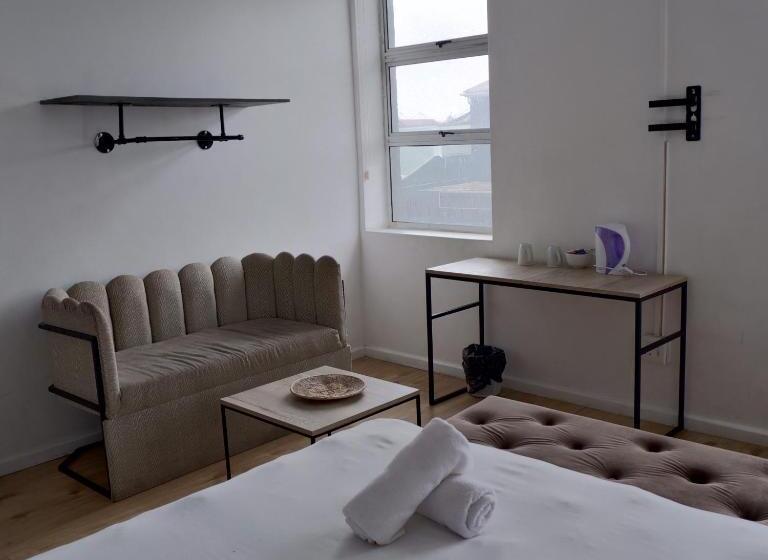 اتاق اکونومی, The City Club