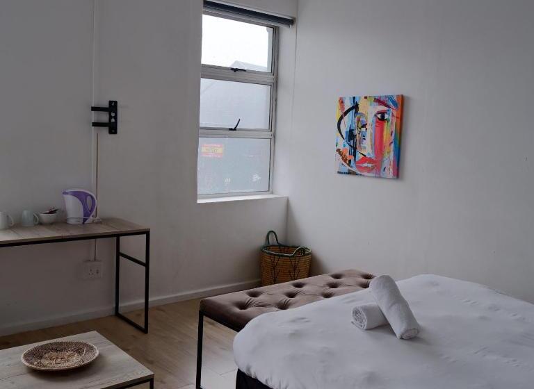 اتاق اکونومی, The City Club