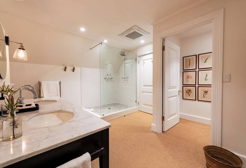 غرفة ديلوكس, Fairview House