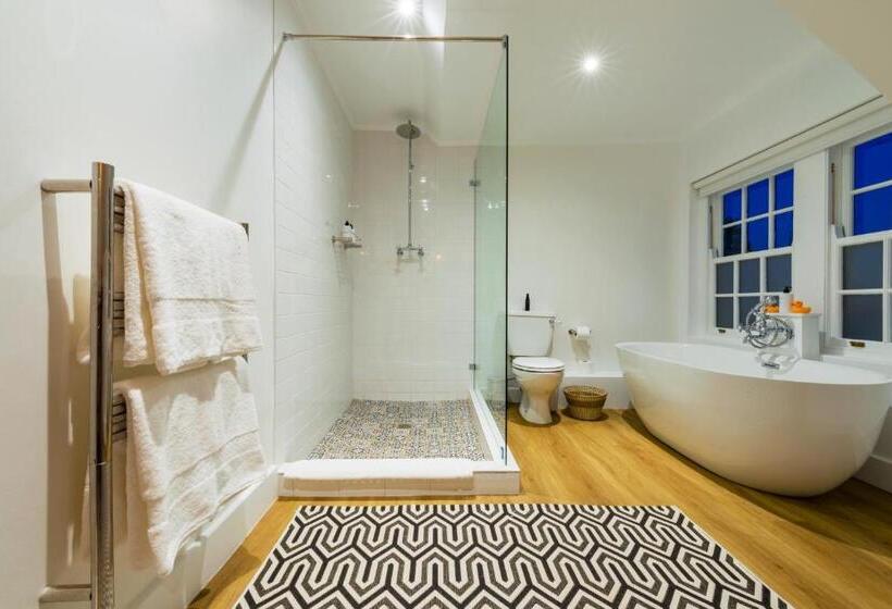 جناح عائلي, Fairview House