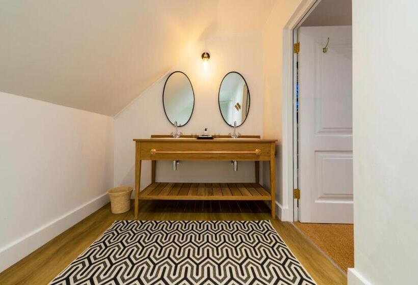 جناح عائلي, Fairview House