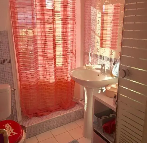 バス共有のスタンダードルーム, Chambres Chez L Habitant Et Table D Hôtes Crocq Le Vieil Hôtel