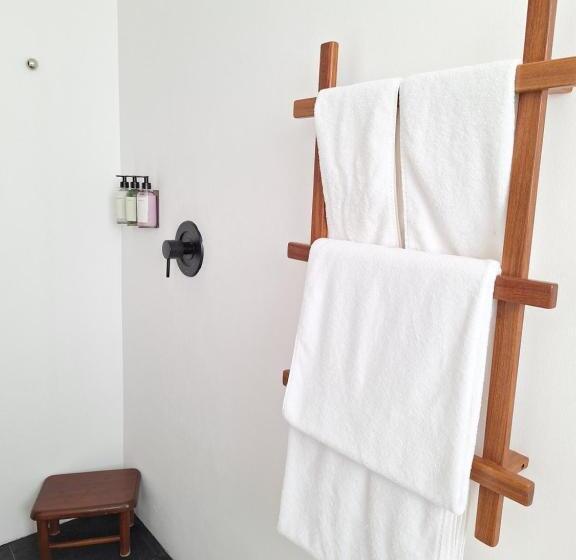 غرفة قياسية سرير كينج, El Brujo