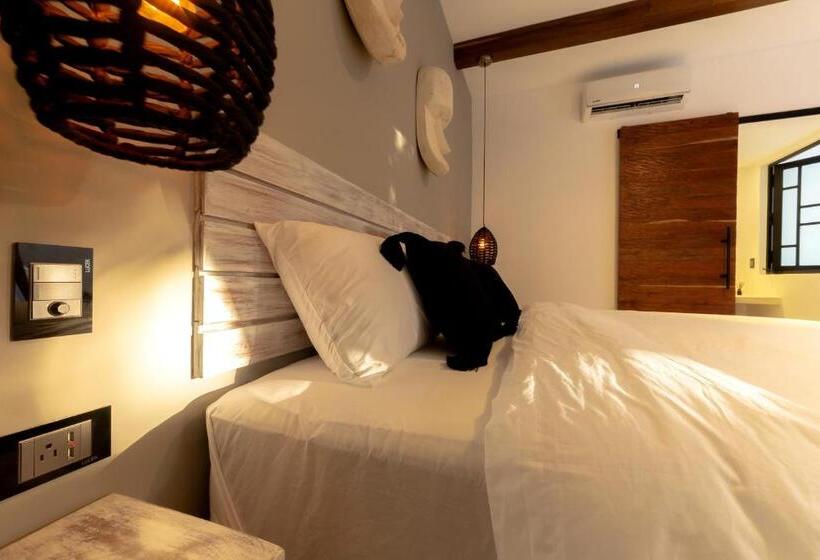 غرفة قياسية سرير كينج, El Brujo