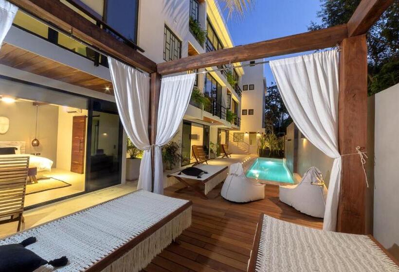 غرفة قياسية مزوَّدة بشُرفة, El Brujo