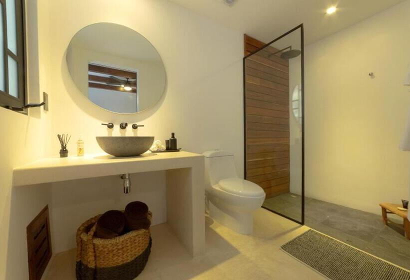 غرفة قياسية مزوَّدة بشُرفة, El Brujo