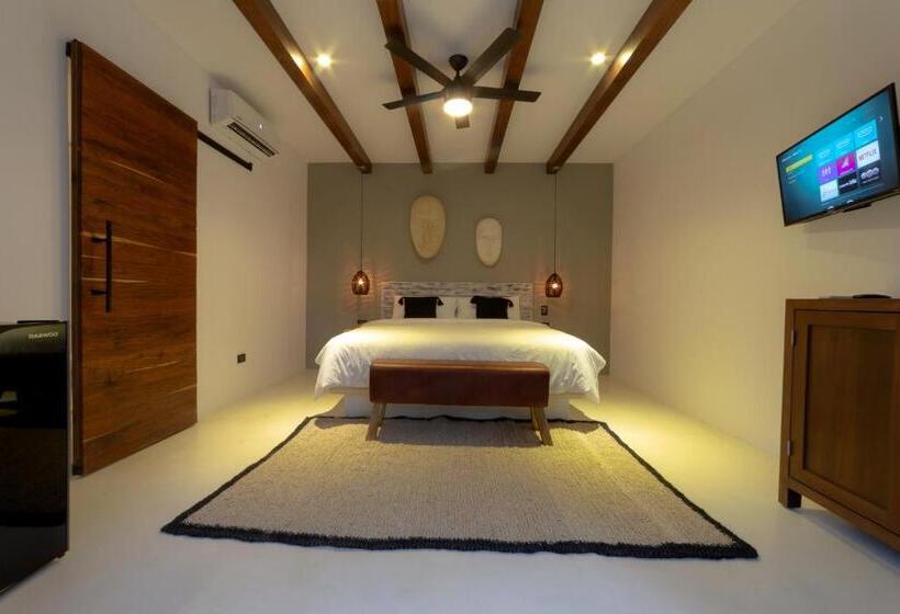 غرفة قياسية سرير كينج, El Brujo