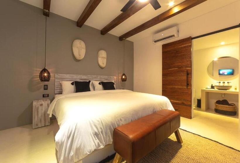 غرفة قياسية سرير كينج, El Brujo