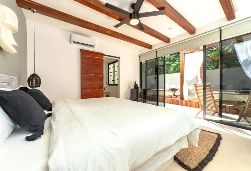 غرفة قياسية سرير كينج, El Brujo