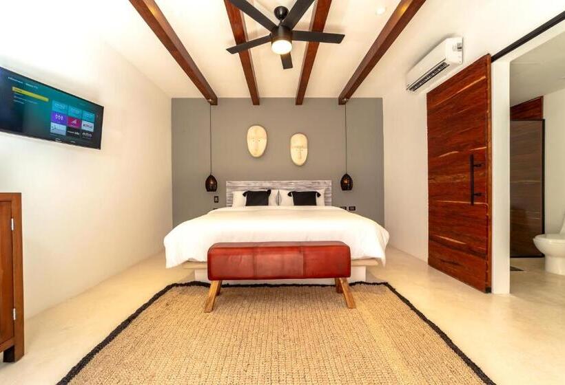 غرفة قياسية سرير كينج, El Brujo