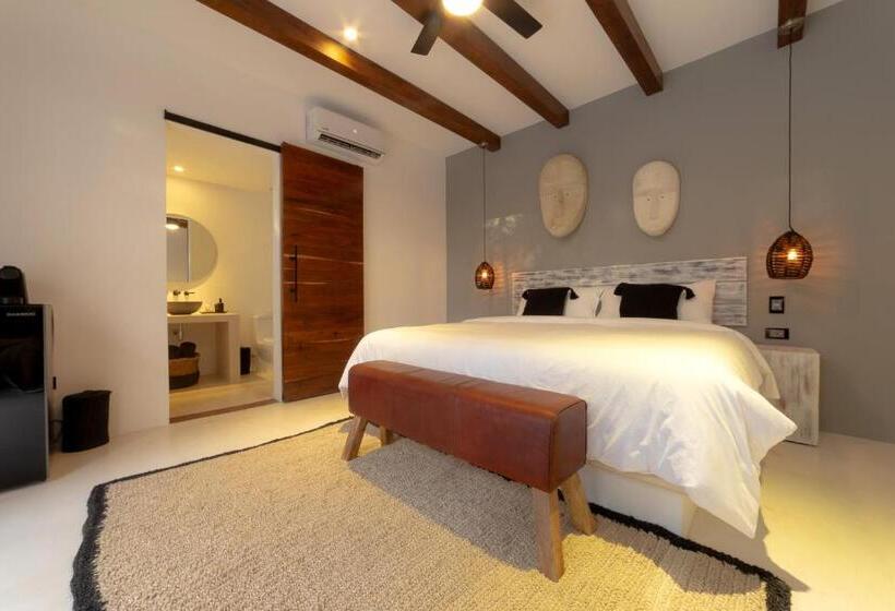 غرفة قياسية سرير كينج, El Brujo