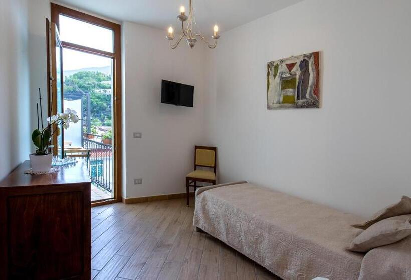 غرفة قياسية ثلاثية, Villa Le Murelle