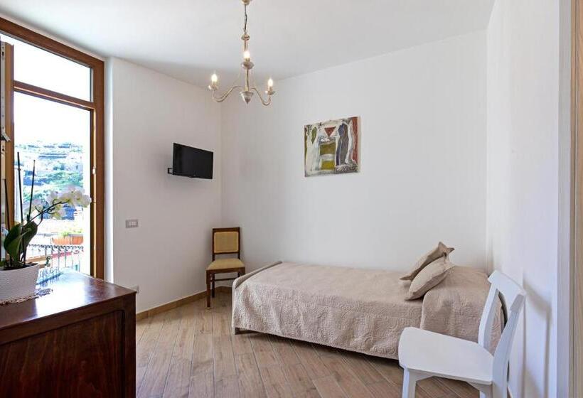 اتاق استاندارد سه نفره, Villa Le Murelle
