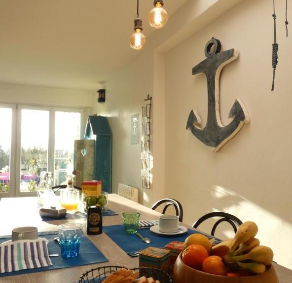 غرفة قياسية مع حمام خارجي, La Surprise