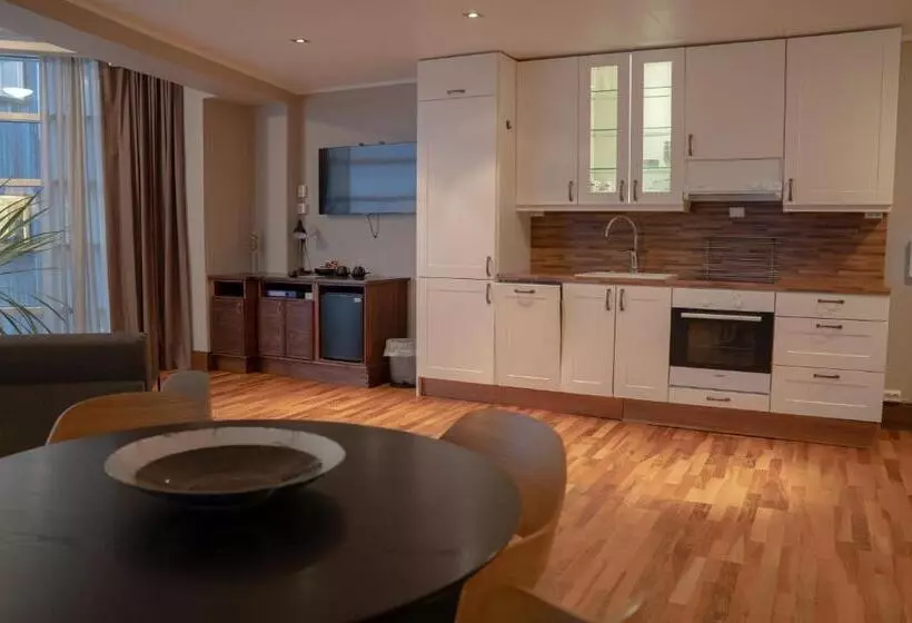 مجموعه ویستا شهر, Canyon Hotell
