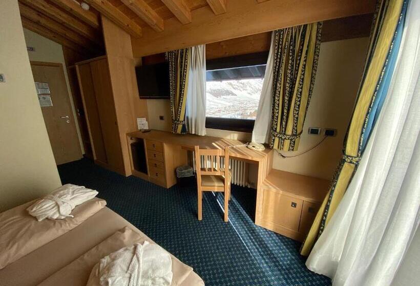 اتاق راحتی, Alexander Charme