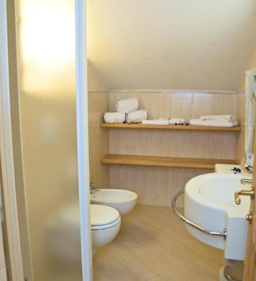 اتاق راحتی, Alexander Charme