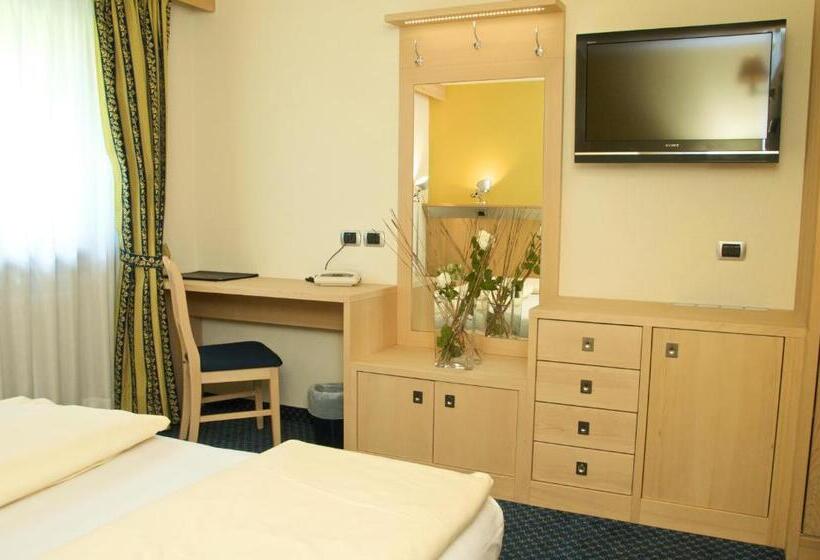 اتاق راحتی, Alexander Charme