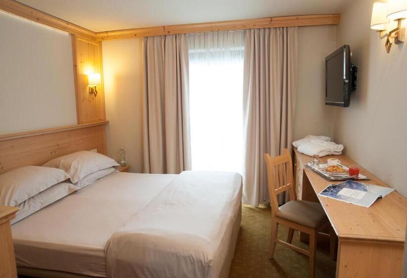 اتاق راحتی, Alexander Charme