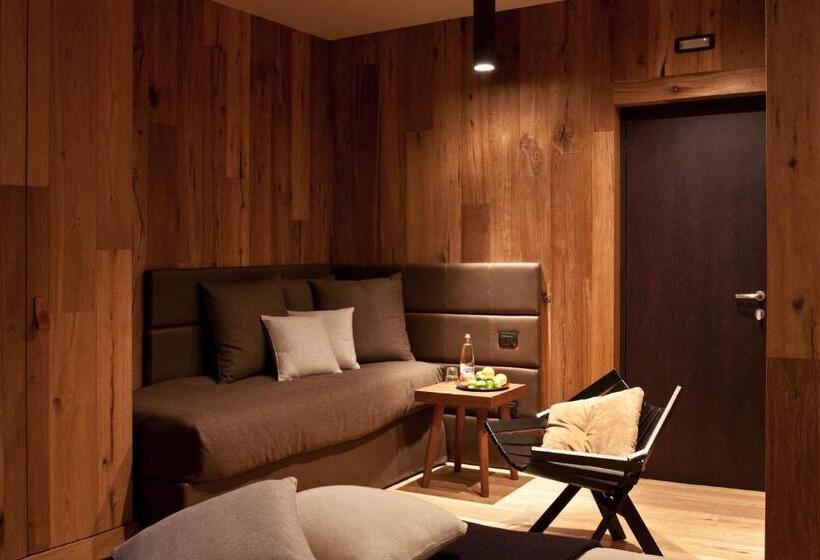 سوییت جونیور, Alexander Charme