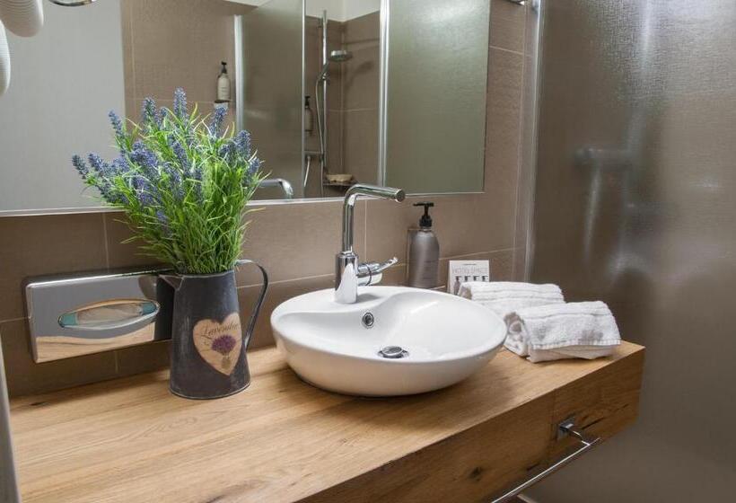 سوییت جونیور, Alexander Charme