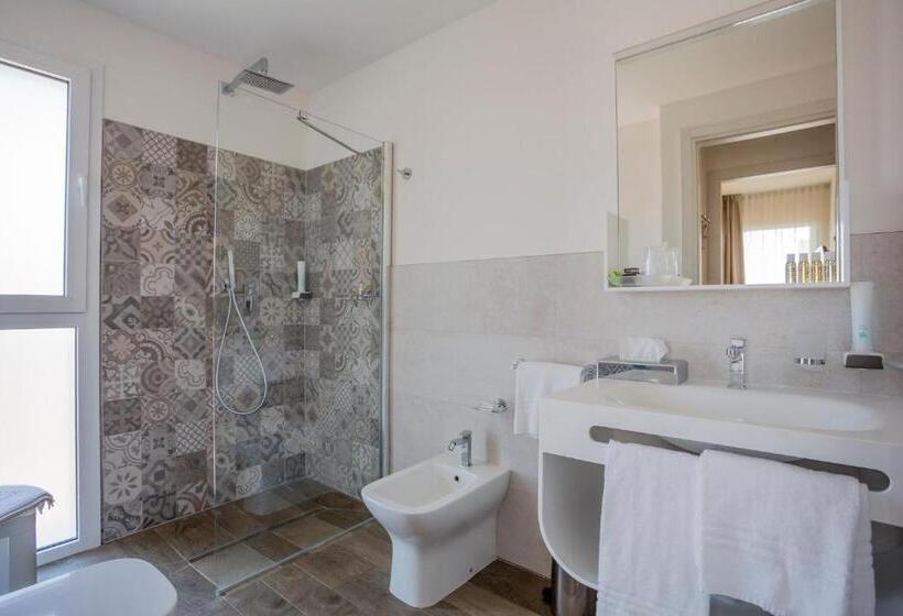 شقة غرفة واحدة, Ambassador