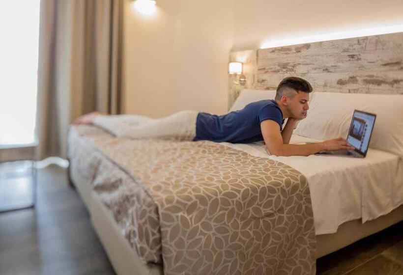 شقة غرفة واحدة, Ambassador