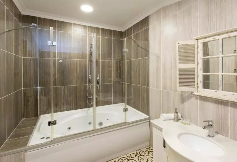 Suite with Hot Tub, Bucoleon By Cheers