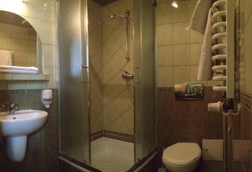 חדר סטנדרט לשלושה, Calisia