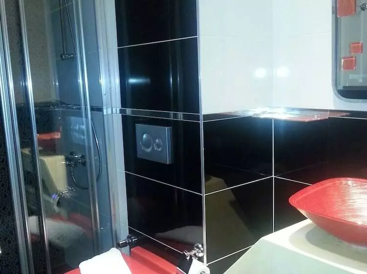 اتاق استاندارد سه نفره, Galata Palace
