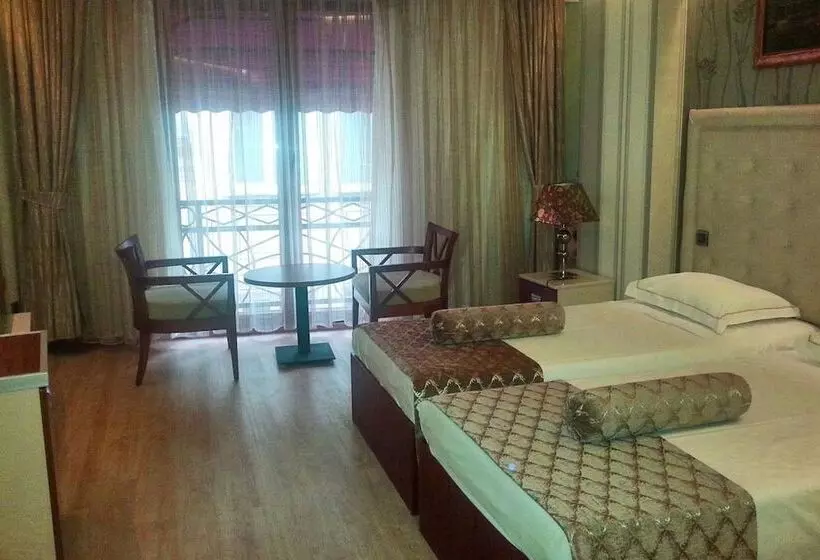 اتاق استاندارد سه نفره, Galata Palace