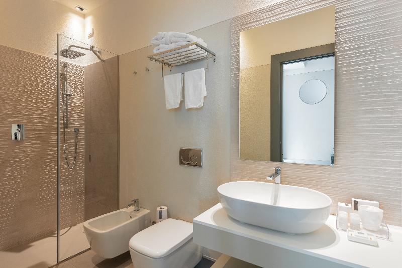 غرفة سوبيريور, Gombit