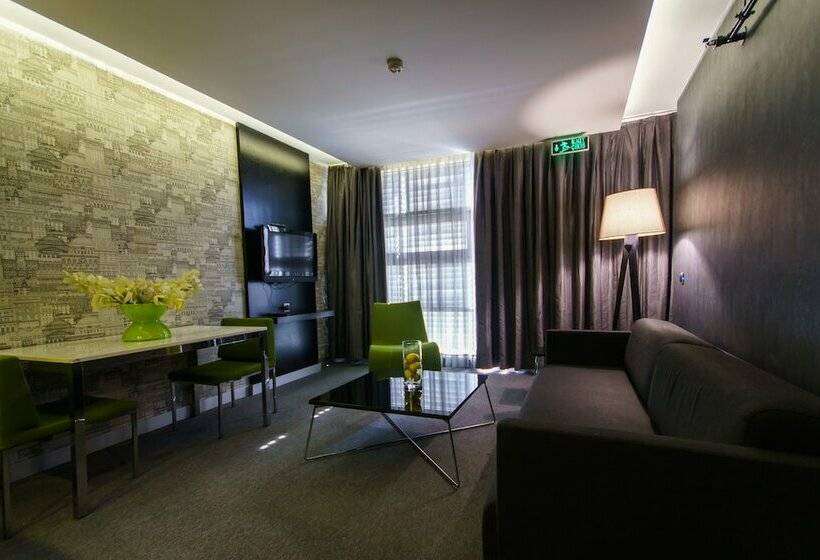 جناح جونيور, Vernazza Suites