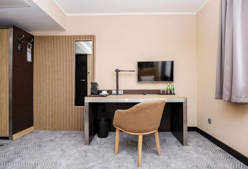 اتاق کلاسیک یک تخته, Ilonn