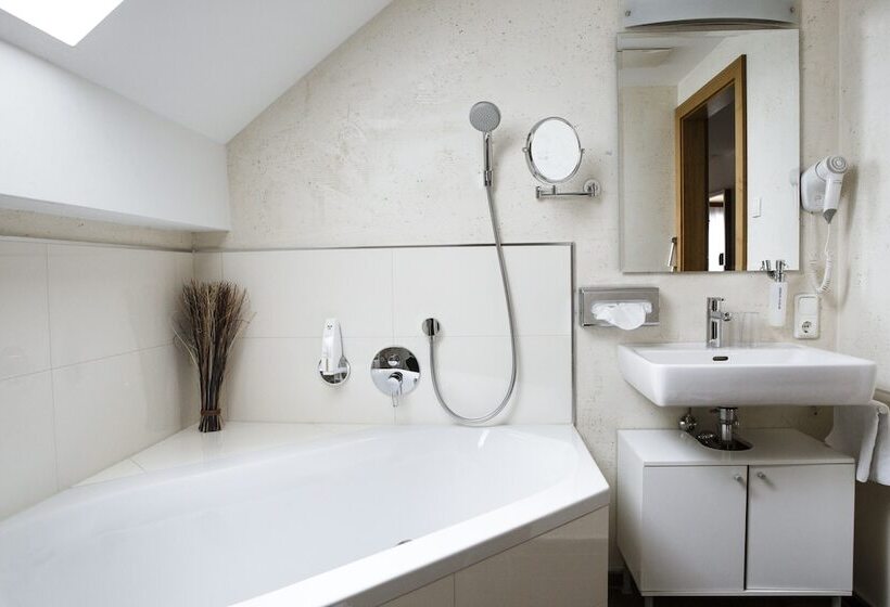 Quarto Estandar, Kapeller Innsbruck