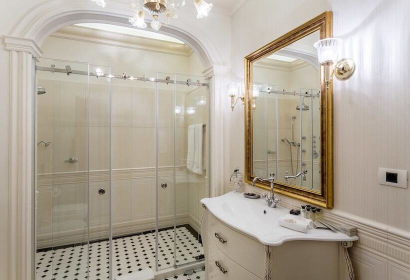 اتاق لوکس با چشم‌انداز, Suter Palace Heritage Boutique