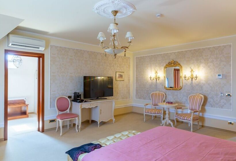 اتاق لوکس با چشم‌انداز, Suter Palace Heritage Boutique