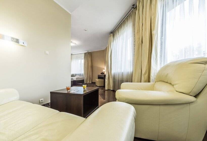 이그제큐티브 룸, Victor Pruszków Desilva