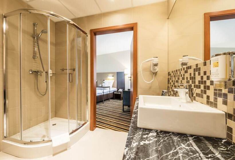 이그제큐티브 룸, Victor Pruszków Desilva