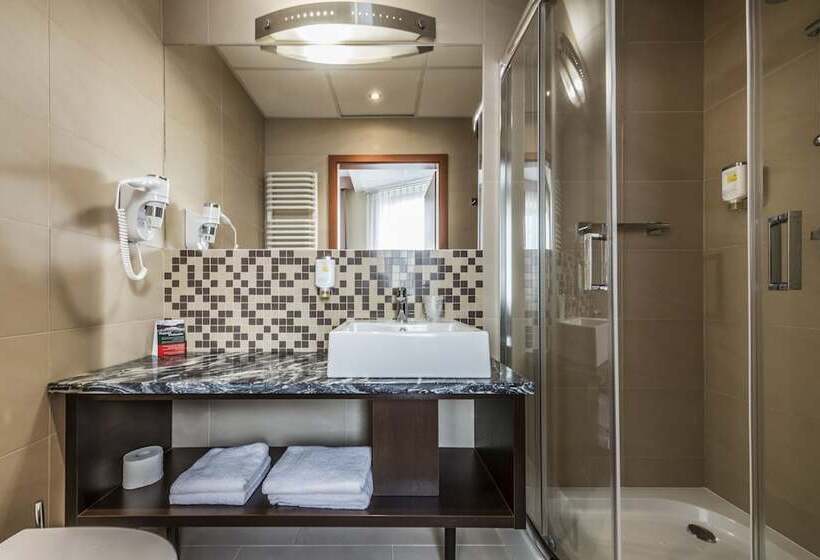 이그제큐티브 룸, Victor Pruszków Desilva