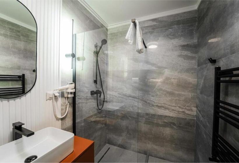 اتاق لوکس با تخت بزرگ, Zamca Suceava