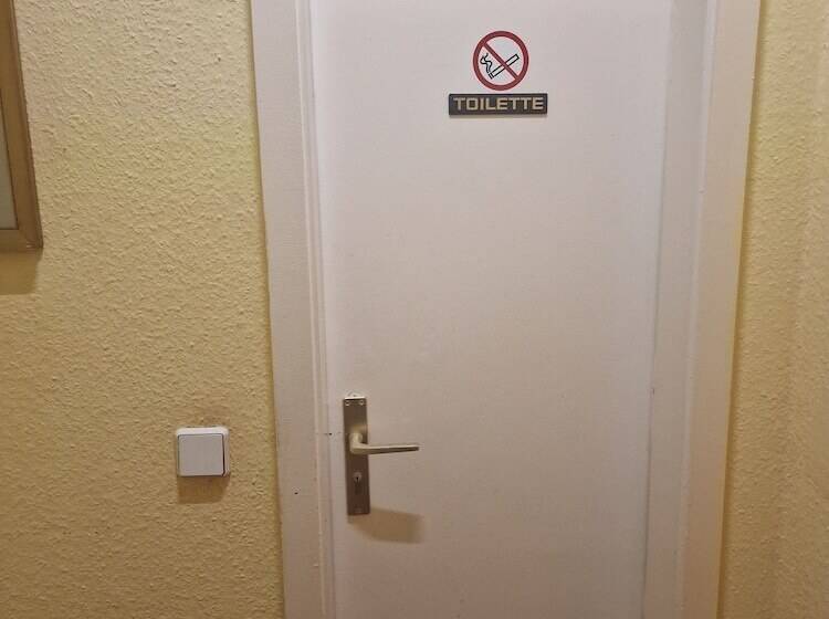 اتاق استاندارد با سرویس بهداشتی مشترک, Am Stuttgarter Eck