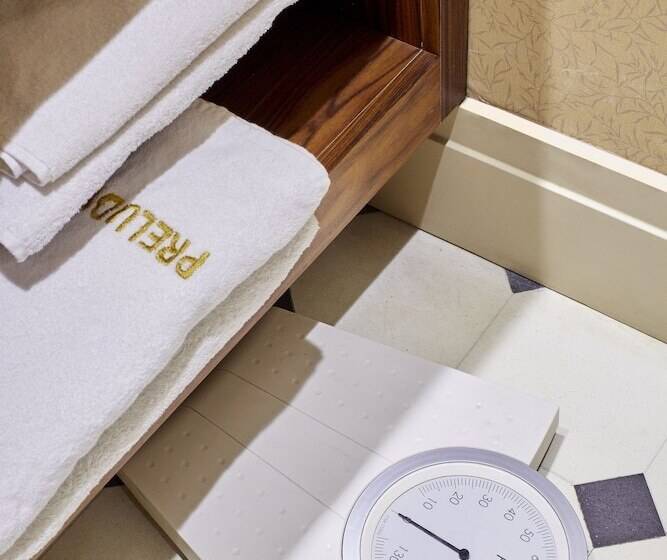 جناح مطلّ علي البحر, Taksim Prelude