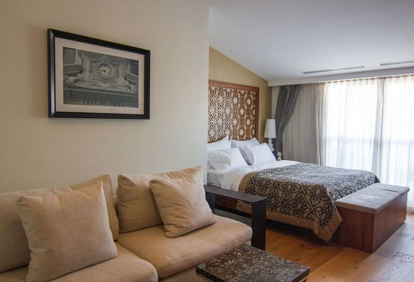 جناح مطلّ علي البحر, Taksim Prelude