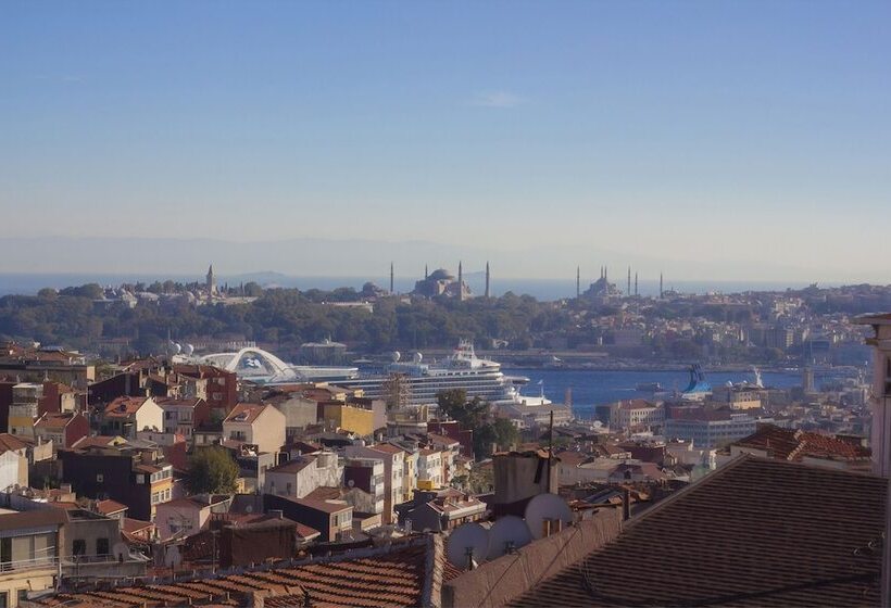 جناح مطلّ علي البحر, Taksim Prelude