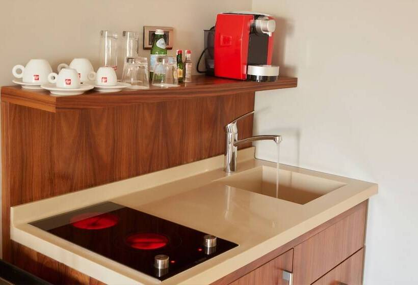 جناح مطلّ علي البحر, Taksim Prelude