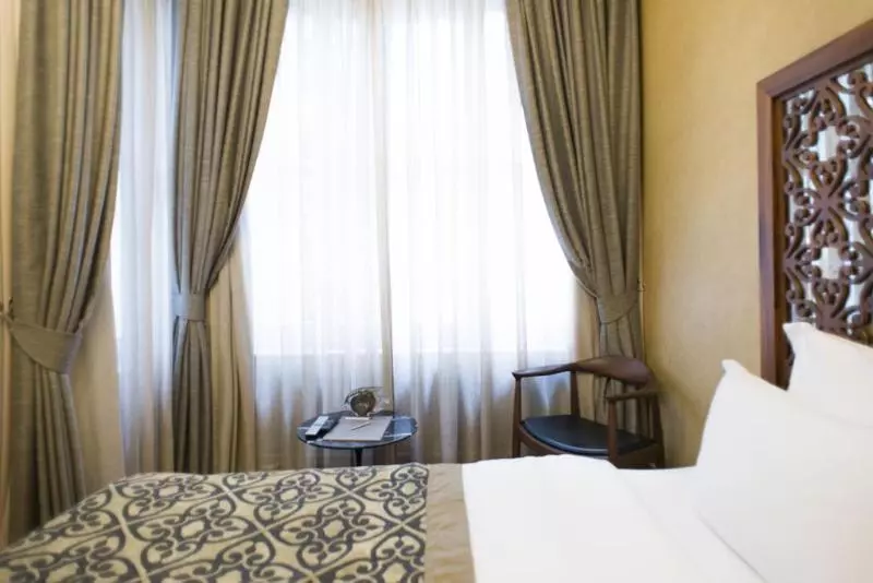 Economy Room, Taksim Prelude