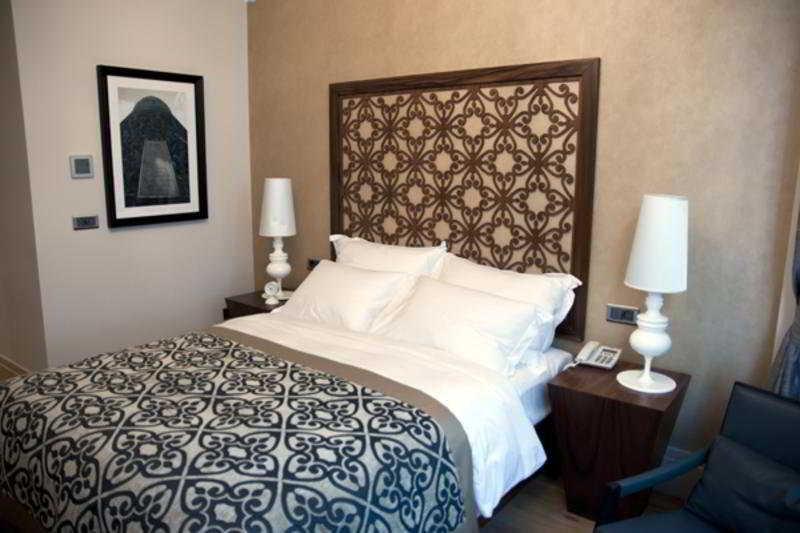 Economy Room, Taksim Prelude